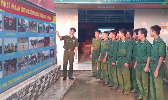 Thiếu tá Hồ Mạnh Hùng giới thiệu một số hình ảnh hoạt động của đơn vị với chiến sĩ.